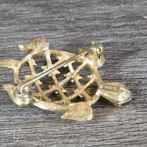 Vintage Estate Trifari Turtle Brooch Pin Gold Tone Latice Pattern Shell Retro - Picture 2 of 10